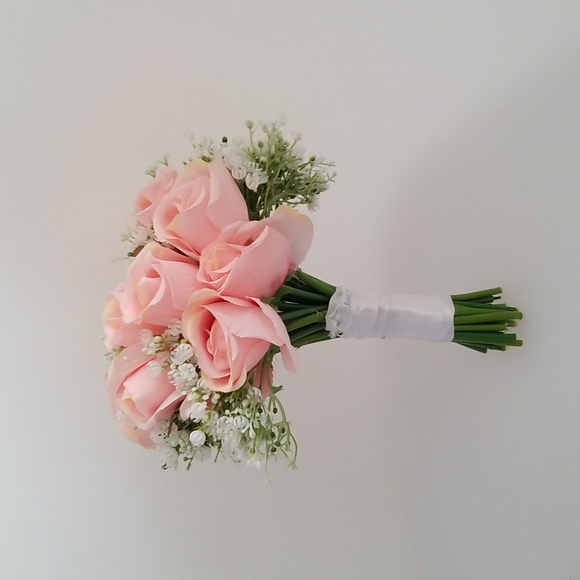 Bundle of 1 pink roses bouquet, 1 wristband and 2 groom's men boutonniere - Picture 4 of 5